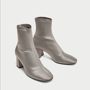 Zara
Silver Satin Ankle Boots/Booties